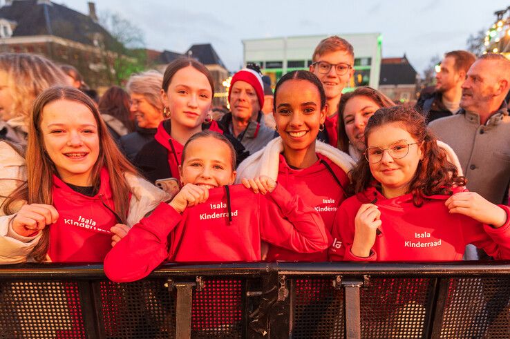 In beeld: Medewerkers Isala ziekenhuis bezorgen cheque van ruim 125.000 euro bij Glazen Huis - Foto: Peter Denekamp