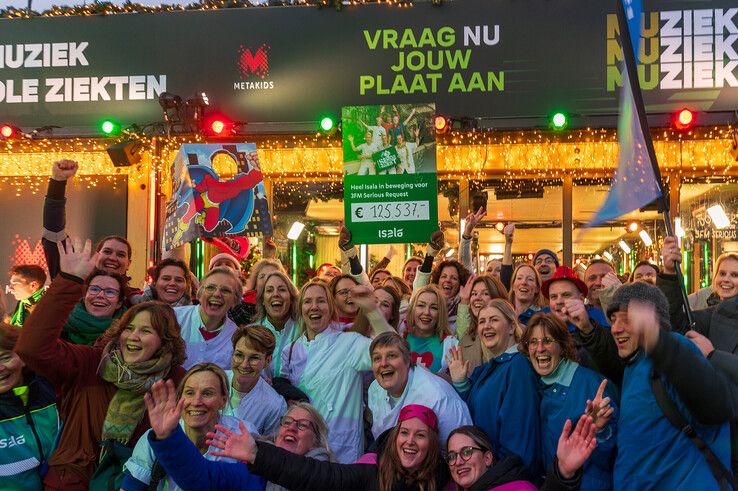 Medewerkers van Isala ziekenhuis maandagmiddag bij het Glazen Huis. - Foto: Peter Denekamp