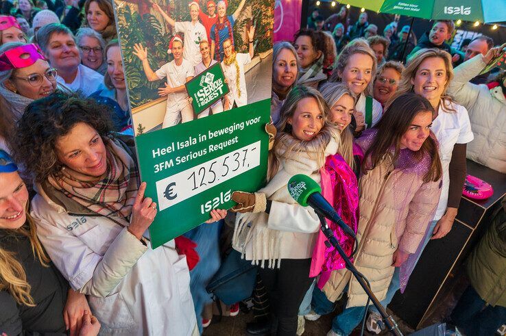 In beeld: Medewerkers Isala ziekenhuis bezorgen cheque van ruim 125.000 euro bij Glazen Huis - Foto: Peter Denekamp