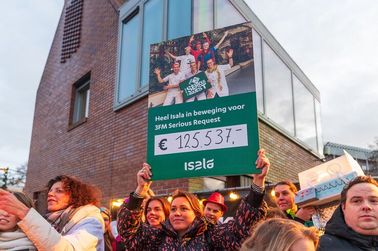 In beeld: Medewerkers Isala ziekenhuis bezorgen cheque van ruim 125.000 euro bij Glazen Huis - Foto: Peter Denekamp