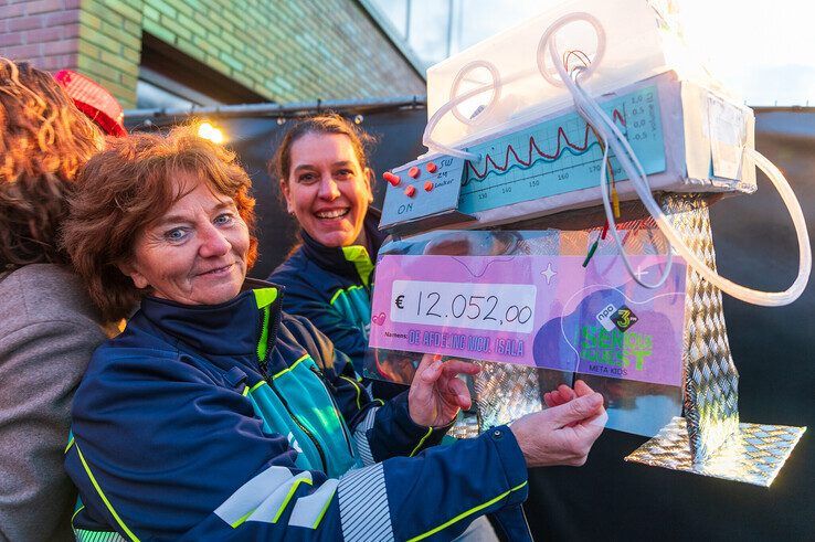 In beeld: Medewerkers Isala ziekenhuis bezorgen cheque van ruim 125.000 euro bij Glazen Huis - Foto: Peter Denekamp