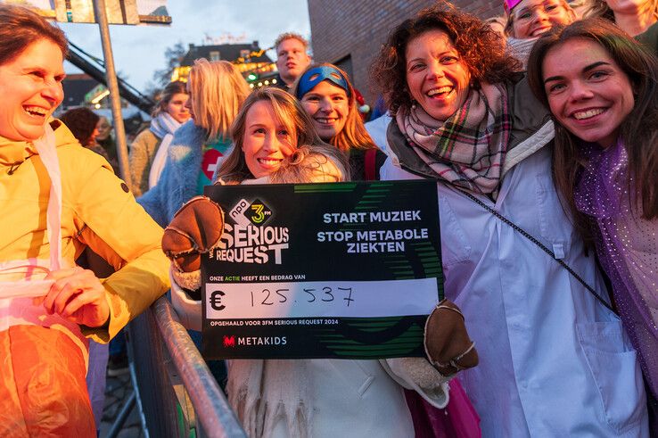 In beeld: Medewerkers Isala ziekenhuis bezorgen cheque van ruim 125.000 euro bij Glazen Huis - Foto: Peter Denekamp