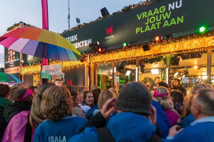 In beeld: Medewerkers Isala ziekenhuis bezorgen cheque van ruim 125.000 euro bij Glazen Huis - Foto: Peter Denekamp