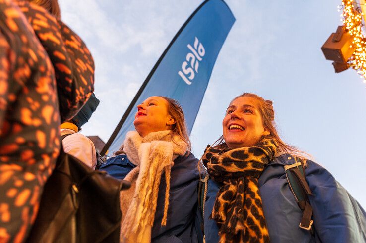 In beeld: Medewerkers Isala ziekenhuis bezorgen cheque van ruim 125.000 euro bij Glazen Huis - Foto: Peter Denekamp