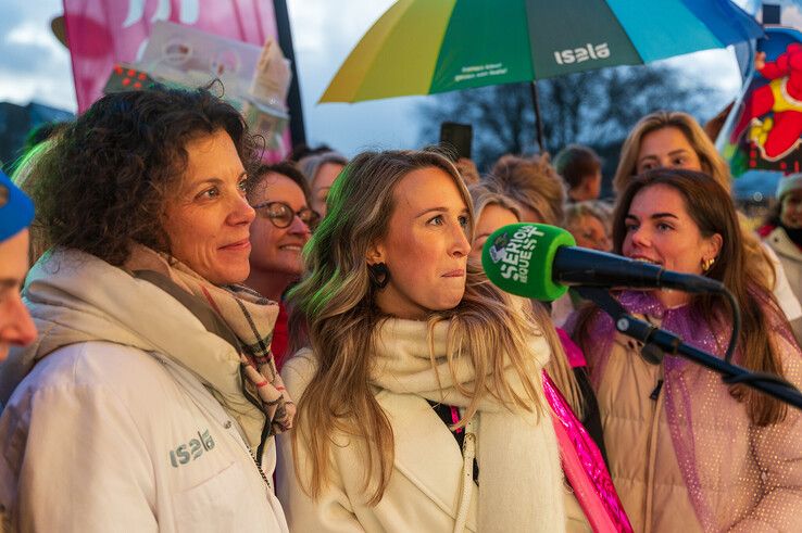 In beeld: Medewerkers Isala ziekenhuis bezorgen cheque van ruim 125.000 euro bij Glazen Huis - Foto: Peter Denekamp