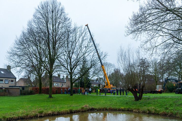 In beeld: Stadskerstboom gekapt in Zwolle-Zuid - Foto: Peter Denekamp