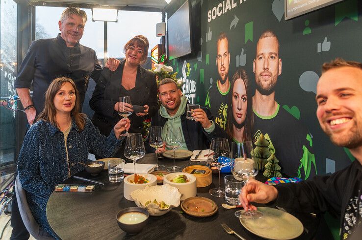 De drie dj's krijgen de laatste lunch voor Serious Request van start gaat. - Foto: Peter Denekamp