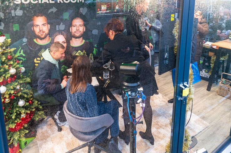 Laatste middagmaal voor dj’s die straks het Glazen Huis ingaan in Zwolle - Foto: Peter Denekamp