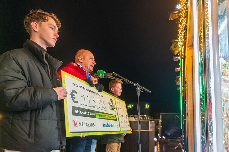 Landstede biedt in alle vroegte een flinke cheque aan. - Foto: Peter Denekamp