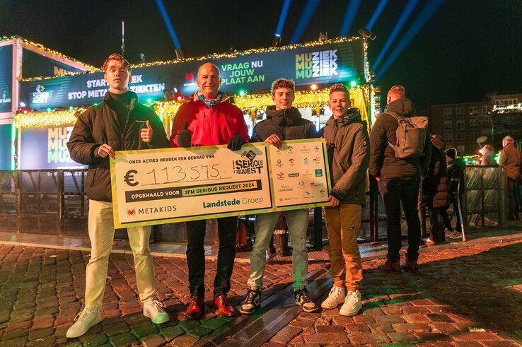 Landstede biedt cheque van ruim 113.000 euro aan bij Glazen Huis - Foto: Peter Denekamp