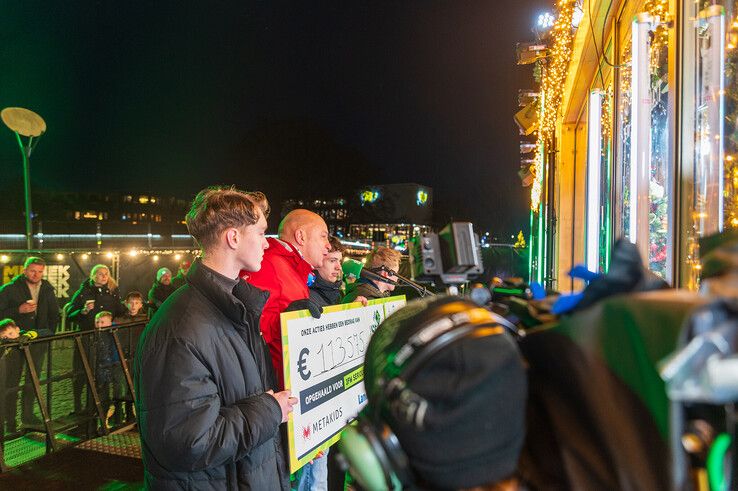 Landstede biedt cheque van ruim 113.000 euro aan bij Glazen Huis - Foto: Peter Denekamp