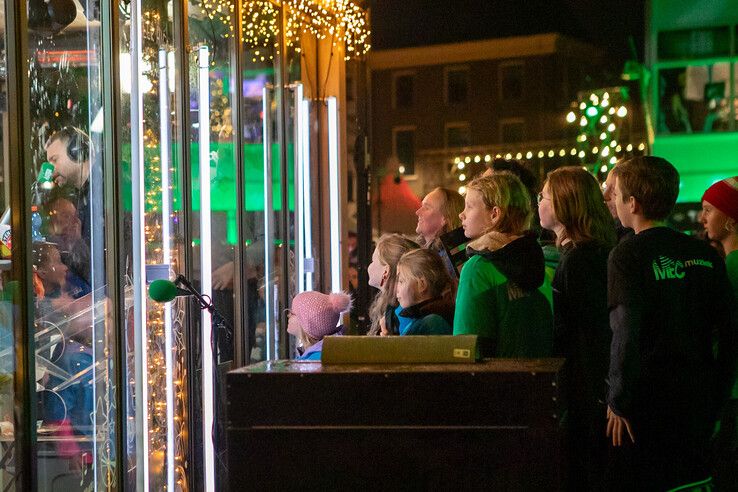 De kindermuzikanten dinsdagavond bij het Glazen Huis. - Foto: Ruben Meinten