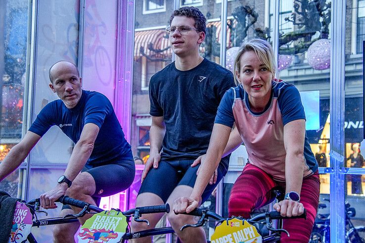 Marianne Timmer fietste een uur voor het goede doel. - Foto: Obbe Bakker