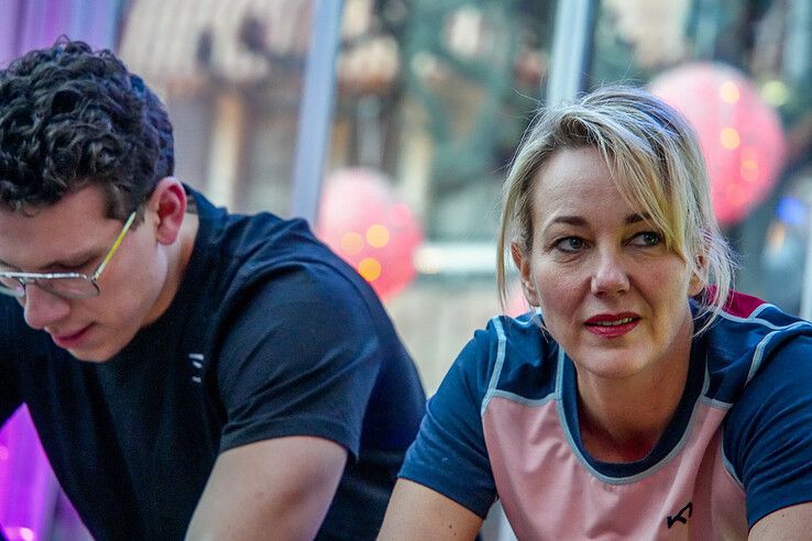 Oud-schaatsster Marianne Timmer op de pedalen in Zwolle voor Serious Request - Foto: Obbe Bakker