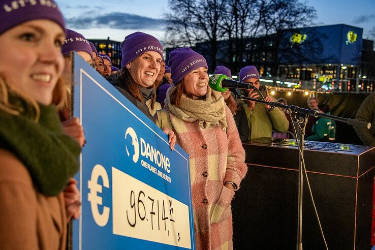 In beeld: Medewerkers Nutricia doneren bijna een ton bij Glazen Huis in Zwolle - Foto: Obbe Bakker