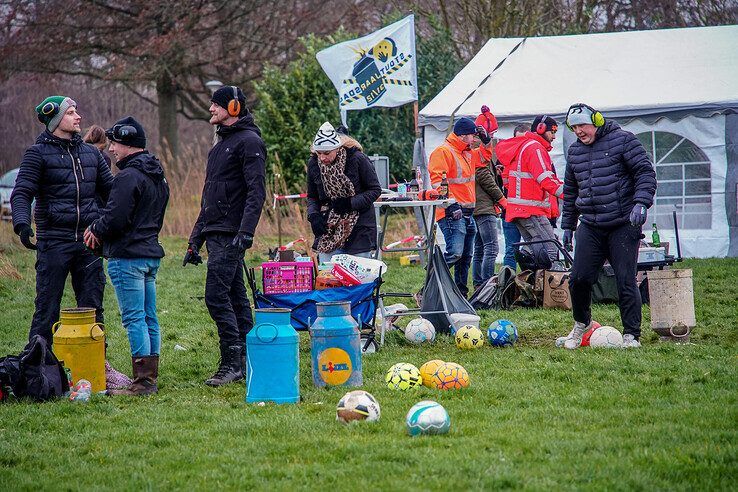 In beeld: Er wordt flink op los geknald met carbid in Zwolle en Kampen - Foto: Obbe Bakker