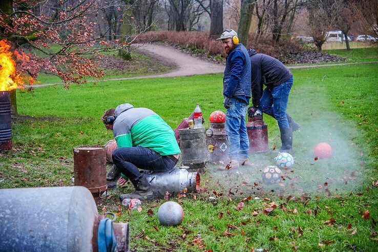 In beeld: Er wordt flink op los geknald met carbid in Zwolle en Kampen - Foto: Obbe Bakker