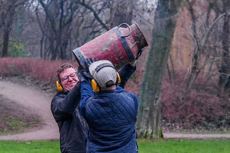 In beeld: Er wordt flink op los geknald met carbid in Zwolle en Kampen - Foto: Obbe Bakker