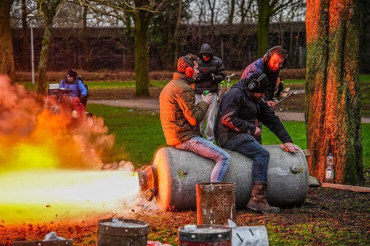 In beeld: Er wordt flink op los geknald met carbid in Zwolle en Kampen - Foto: Obbe Bakker