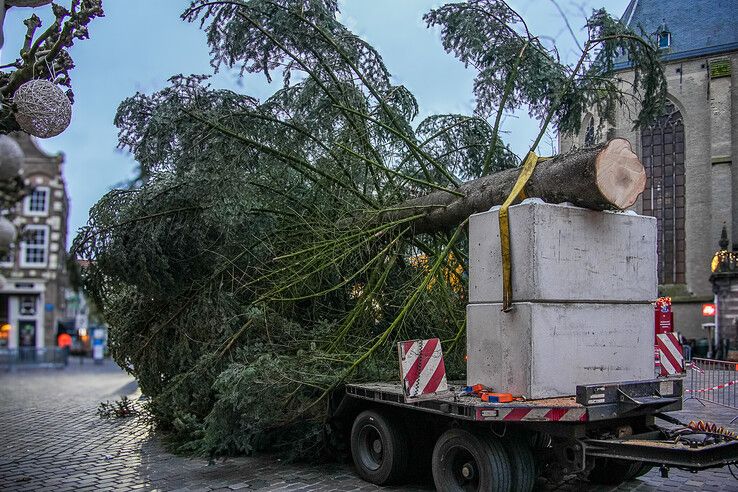 In beeld: Stadskerstboom die halve ton moet opbrengen voor Serious Request geplaatst in binnenstad - Foto: Obbe Bakker