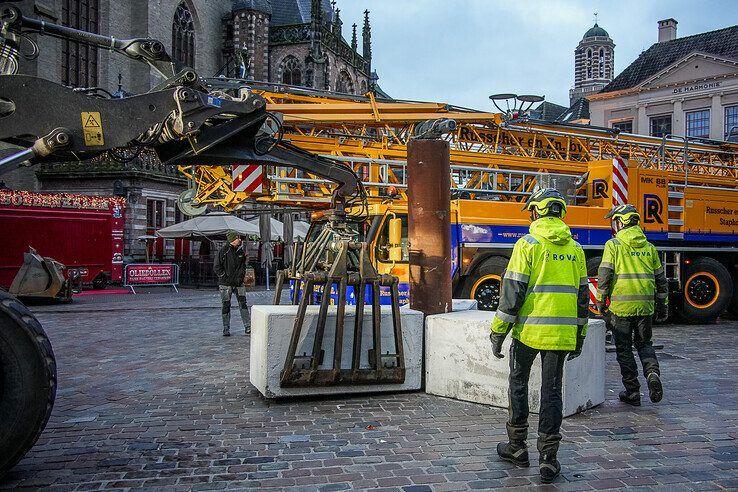 In beeld: Stadskerstboom die halve ton moet opbrengen voor Serious Request geplaatst in binnenstad - Foto: Obbe Bakker