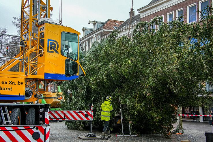 In beeld: Stadskerstboom die halve ton moet opbrengen voor Serious Request geplaatst in binnenstad - Foto: Obbe Bakker