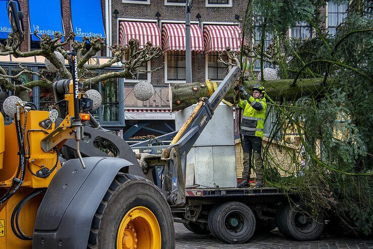 In beeld: Stadskerstboom die halve ton moet opbrengen voor Serious Request geplaatst in binnenstad - Foto: Obbe Bakker