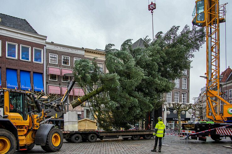 In beeld: Stadskerstboom die halve ton moet opbrengen voor Serious Request geplaatst in binnenstad - Foto: Obbe Bakker