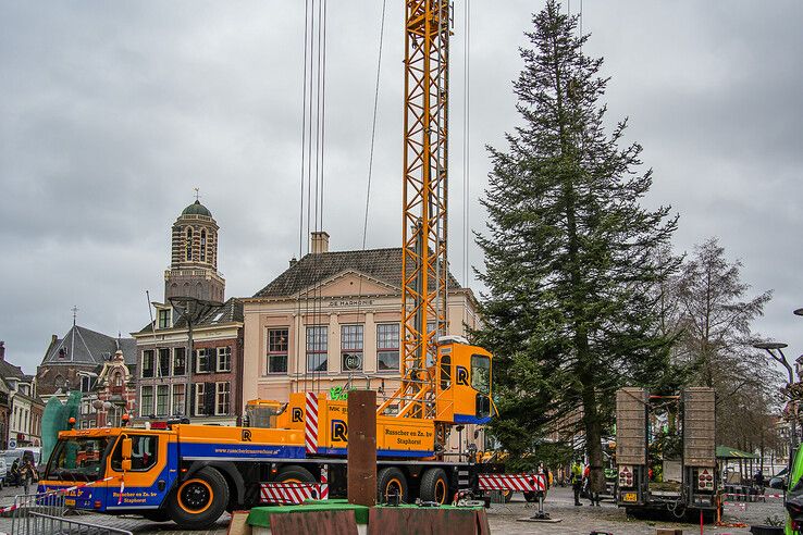 In beeld: Stadskerstboom die halve ton moet opbrengen voor Serious Request geplaatst in binnenstad - Foto: Obbe Bakker