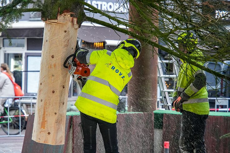 In beeld: Stadskerstboom die halve ton moet opbrengen voor Serious Request geplaatst in binnenstad - Foto: Obbe Bakker