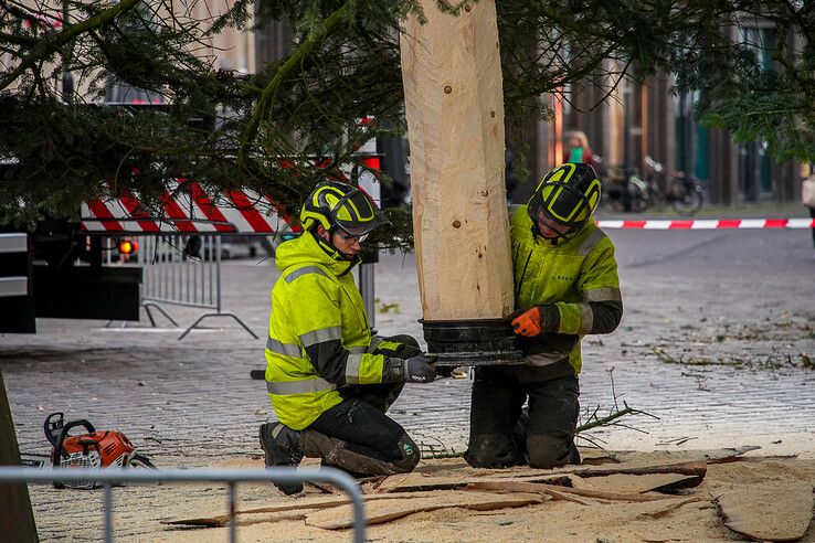 In beeld: Stadskerstboom die halve ton moet opbrengen voor Serious Request geplaatst in binnenstad - Foto: Obbe Bakker