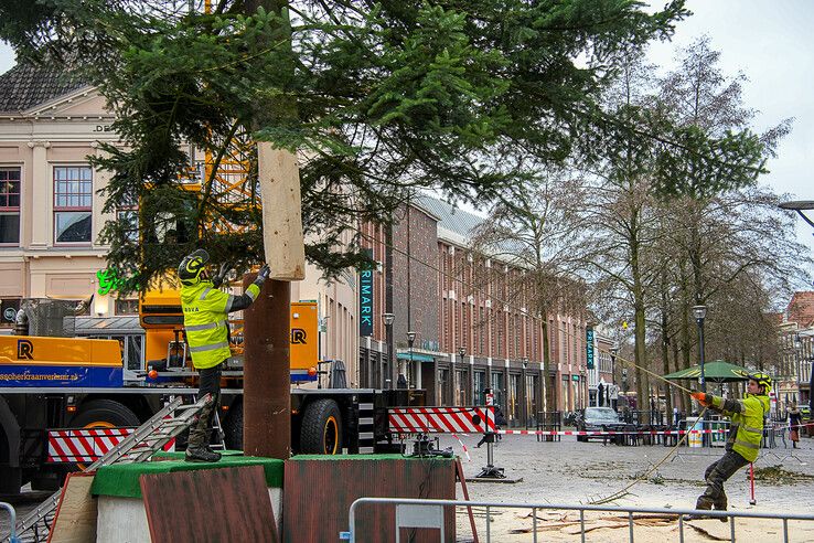 In beeld: Stadskerstboom die halve ton moet opbrengen voor Serious Request geplaatst in binnenstad - Foto: Obbe Bakker