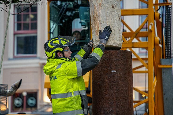 In beeld: Stadskerstboom die halve ton moet opbrengen voor Serious Request geplaatst in binnenstad - Foto: Obbe Bakker