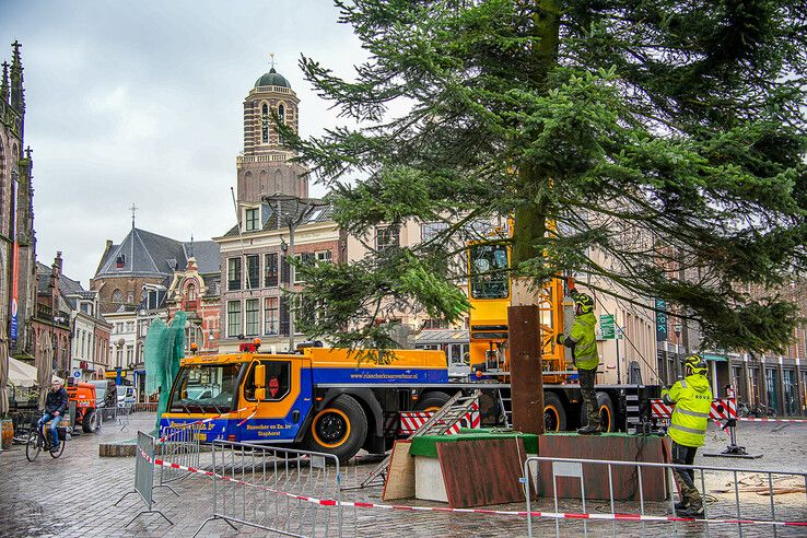 In beeld: Stadskerstboom die halve ton moet opbrengen voor Serious Request geplaatst in binnenstad - Foto: Obbe Bakker