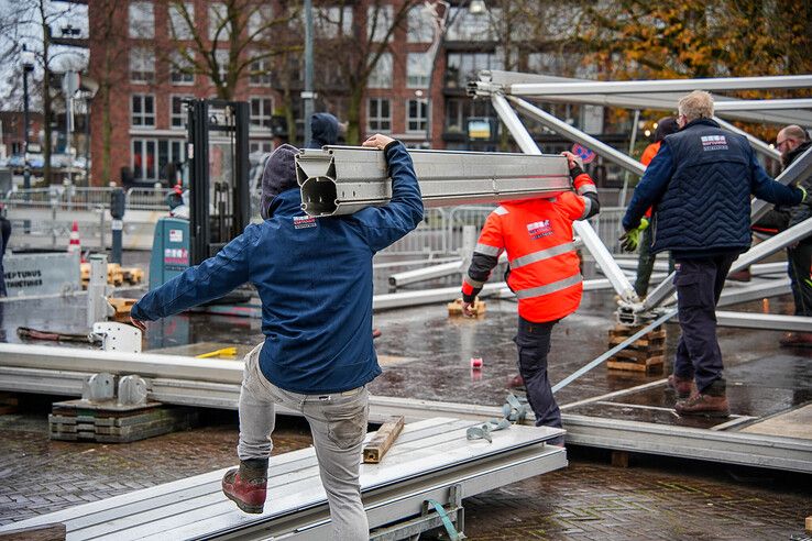 De opbouw voor Serious Request is begonnen op het Rodetorenplein. - Foto: Obbe Bakker