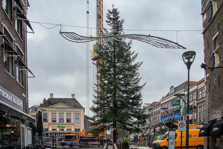 In beeld: Stadskerstboom die halve ton moet opbrengen voor Serious Request geplaatst in binnenstad - Foto: Obbe Bakker