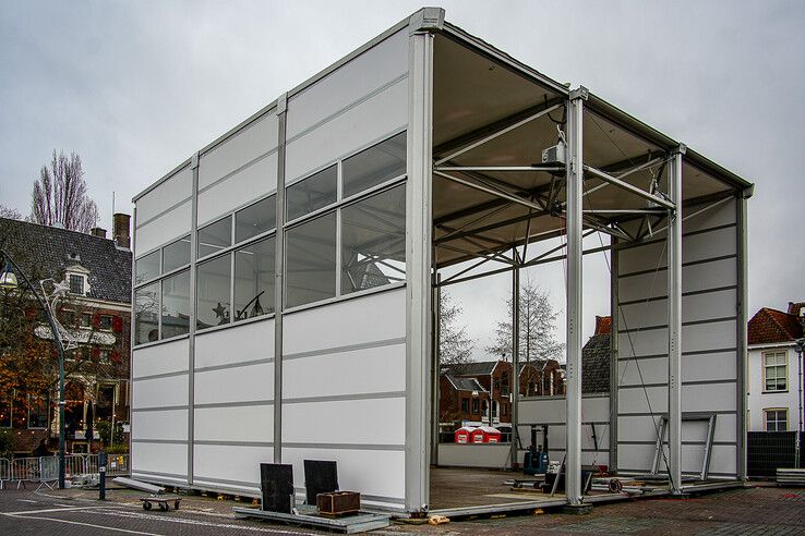 Het eerste huis staat op Rodetorenplein, Glazen Huis volgt morgen - Foto: Obbe Bakker