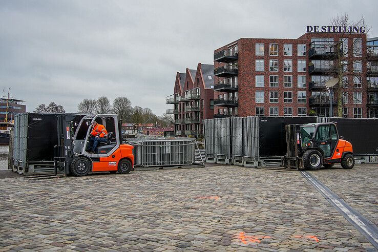 Het eerste huis staat op Rodetorenplein, Glazen Huis volgt morgen - Foto: Obbe Bakker