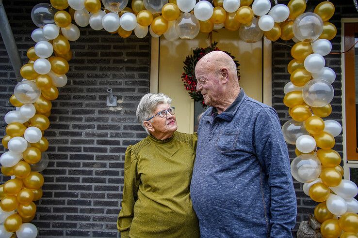 Gerrit Jan en Wiesje Roelofs zijn 60 jaar getrouwd. - Foto: Obbe Bakker