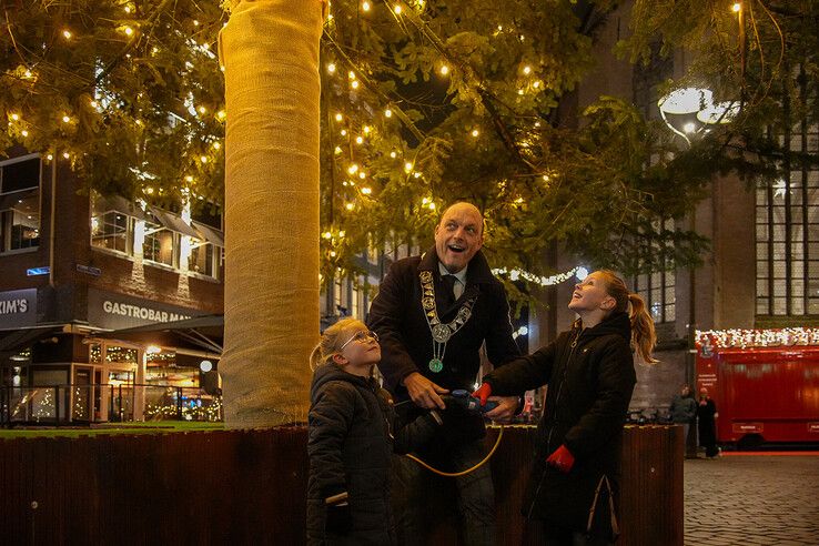 Mila en Noa ontsteken met hulp van de burgemeester de kerstverlichting. - Foto: Obbe Bakker