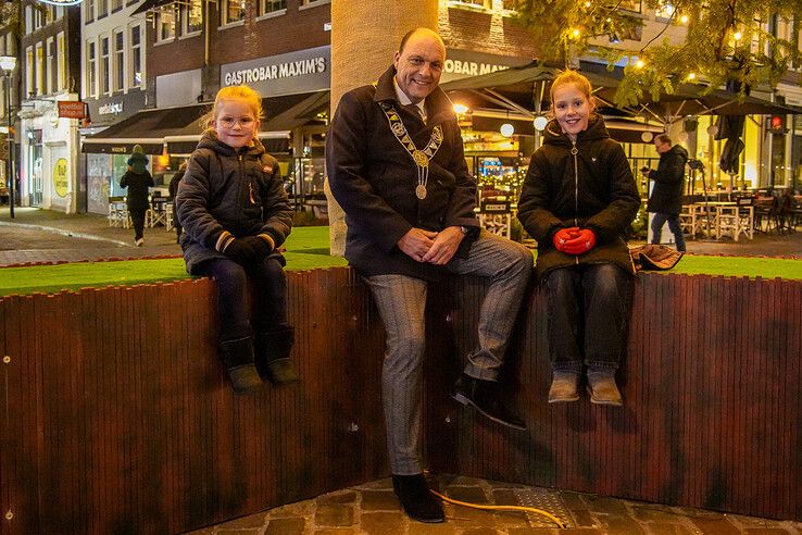 Verlichting ontstoken van stadskerstboom die veel geld voor Serious Request moet opleveren - Foto: Obbe Bakker