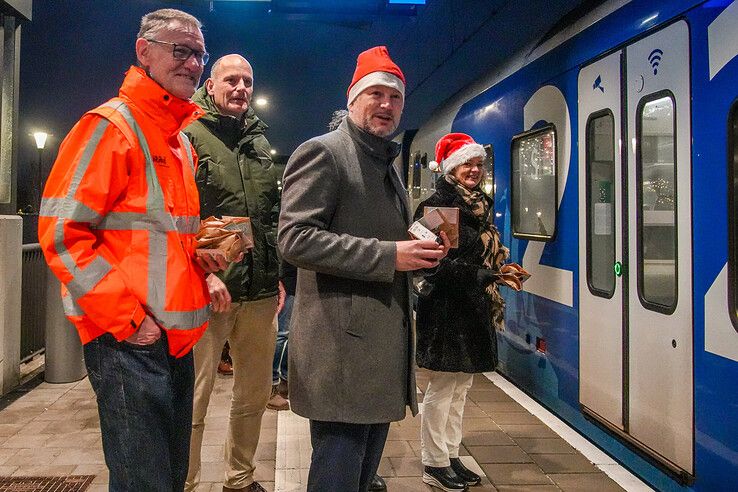 In beeld: Traktatie voor reizigers op station Stadshagen vanwege 5-jarig bestaan - Foto: Obbe Bakker