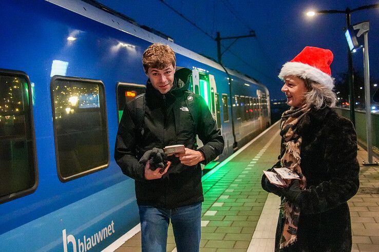 In beeld: Traktatie voor reizigers op station Stadshagen vanwege 5-jarig bestaan - Foto: Obbe Bakker