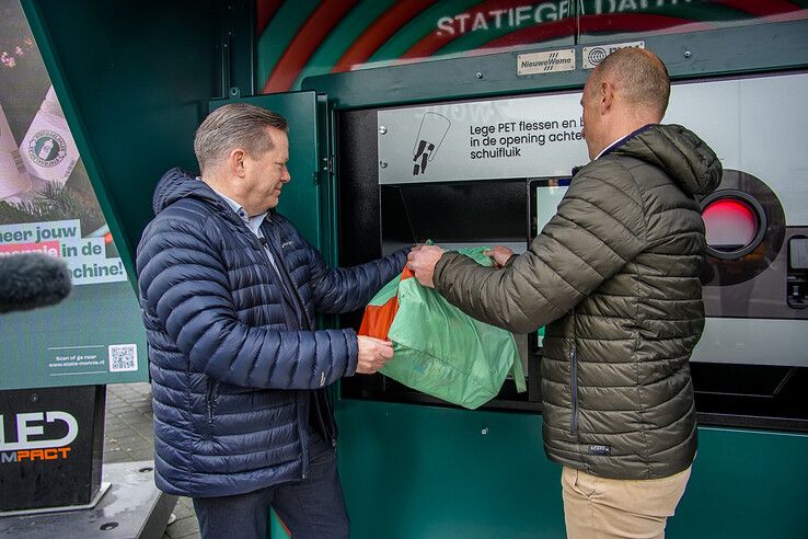 In beeld: Lege flessen en blikjes inleveren achter station voor Serious Request - Foto: Obbe Bakker