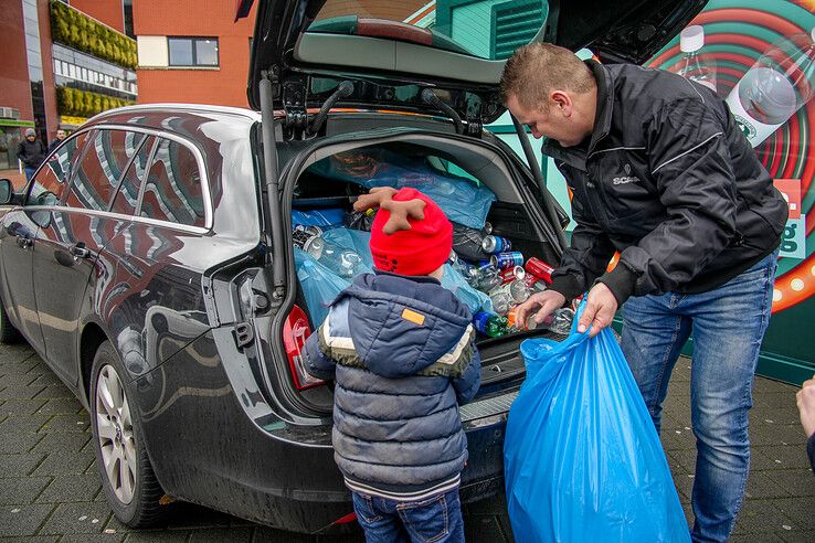 In beeld: Lege flessen en blikjes inleveren achter station voor Serious Request - Foto: Obbe Bakker