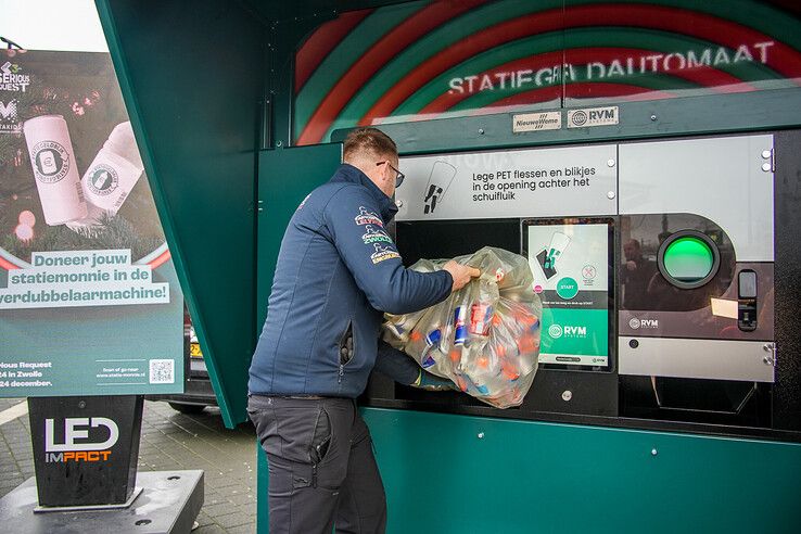 In beeld: Lege flessen en blikjes inleveren achter station voor Serious Request - Foto: Obbe Bakker