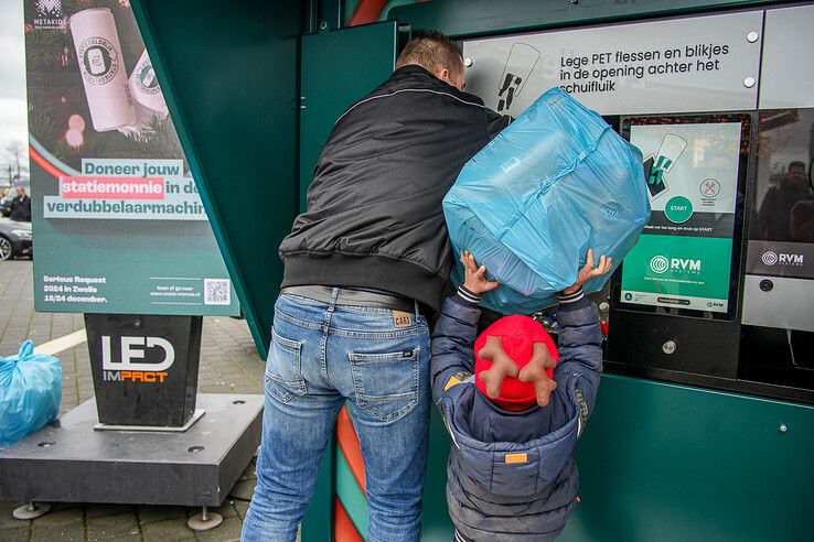 In beeld: Lege flessen en blikjes inleveren achter station voor Serious Request - Foto: Obbe Bakker