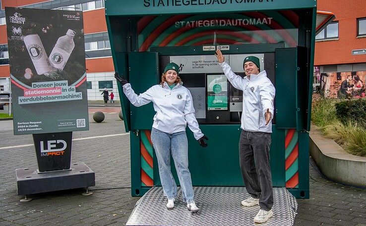 In beeld: Lege flessen en blikjes inleveren achter station voor Serious Request - Foto: Obbe Bakker