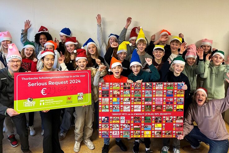 De leerlingen met de cheque voor Metakids. - Foto: Thorbecke Scholengemeenschap