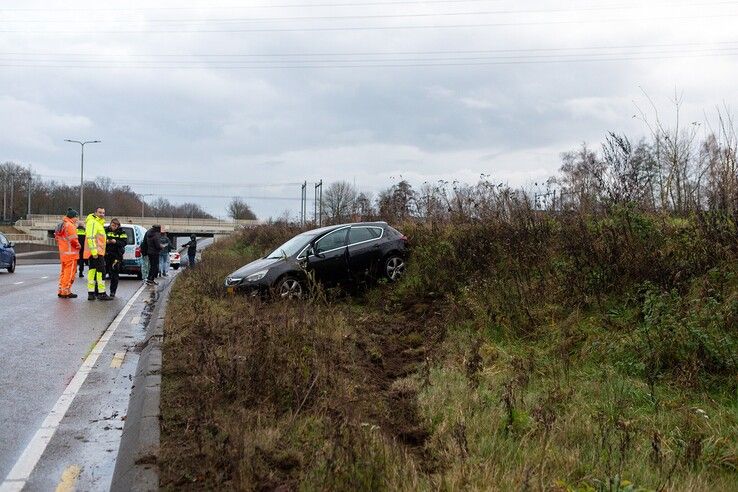 De auto raakte van de weg nabij het spoorviaduct - Foto: Ruben Meinten